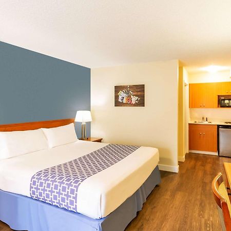 Econo Lodge Inn & Suites University Калґарі Екстер'єр фото