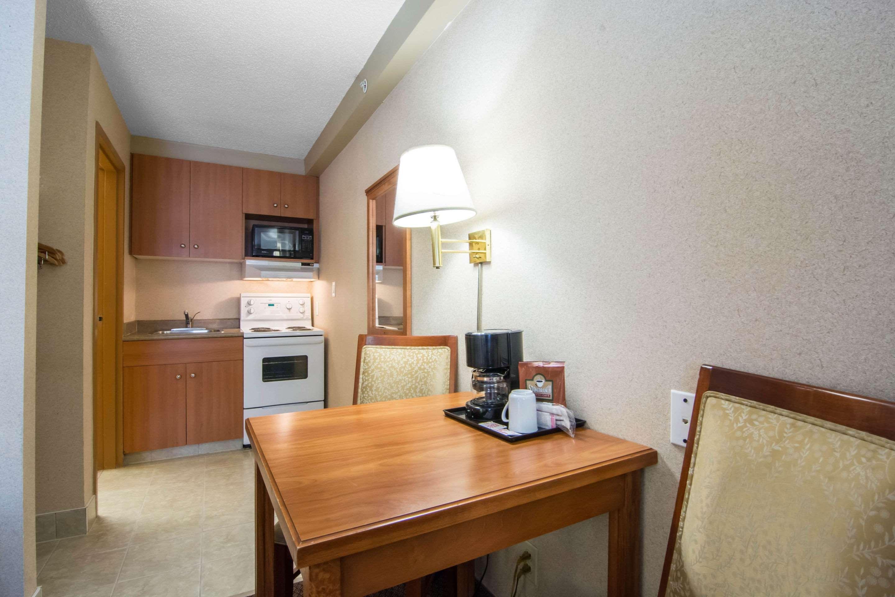 Econo Lodge Inn & Suites University Калґарі Екстер'єр фото